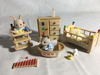 Calico Critters/sylvanian Families Vintage Nursery Crib Dresser Chair & 2 Babies