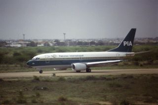 35mm Colour Slide Of Pia Boeing 737 - 340 Ap - Bca At Karachi