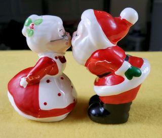 Vintage 1984 Lefton Kissing Mr & Mrs Santa Clause Salt And Pepper Shakers