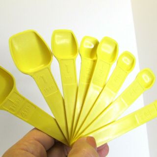 Tupperware Measuring Spoons Yellow Set Of 8 With Ring Retro Vintage
