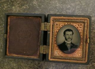 Antique Small Gutta Percha Union Case W/daguerrotype And Hair Lock Mid - 1800 
