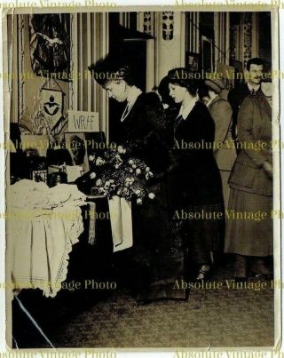 Ww1 Press Photo Queen Mary At A W.  R.  A.  F.  Stall Womens War Effort Vintage C.  1918