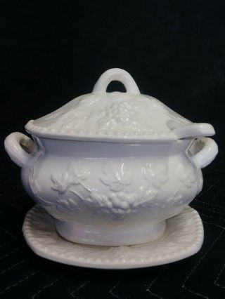 Vintage Arnart Milk White Gravy Boat/tureen With Lid And Ladle By Eric Stauffer