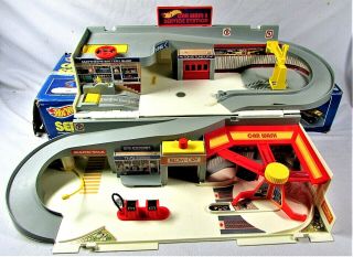Vintage Hot Wheels Sto & Go Car Wash And Service Station Set In The Box
