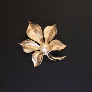 Vintage Crown Trifari Gold Tone Matte & Shiny Leaf with Faux Pearl Brooch Pin 2