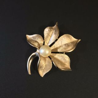Vintage Crown Trifari Gold Tone Matte & Shiny Leaf with Faux Pearl Brooch Pin 3