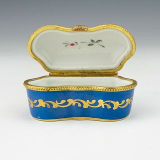 Vintage Limoges Paris Porcelain - Hand Painted & Gilded Pill Box - 3
