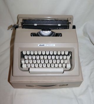 Vintage 1977 Olivetti Lettera 25 Typewriter W/ Case