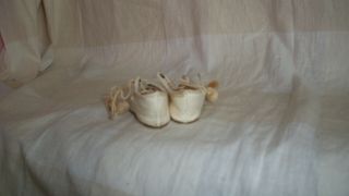 WHITE LEATHER ANTIQUE SHOES FOR YOUR FRENCH OR GERMAN DOLL MARKINGS C.  P. 2