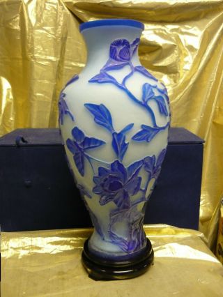 Vintage Chinese Blue/white Peking Glass Vase