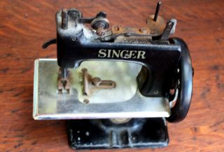 Vintage Singer No.  20 (?) Sewhandy Toy Child Small Sewing Machine