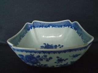 A Good 18th.  Century Chinese Porcelain B&w Large Quatrefoil Deep Bowl,  26cm.  Wide.