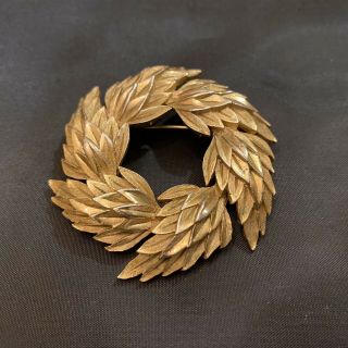 Vintage Crown Trifari Gold Tone Leaf Wreath Pin Brooch