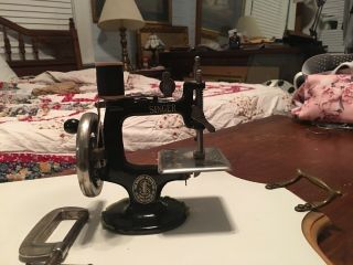 Vintage Cast Iron Singer Toy Sewing Machine Miniature 5