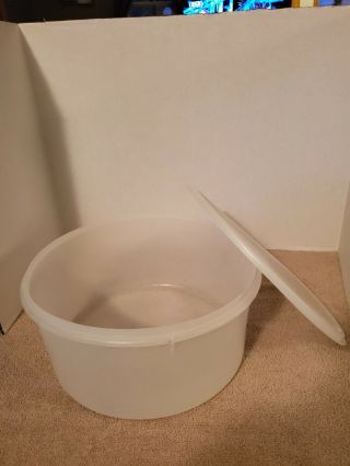 Vintage Large Round Sheer Tupperware Carry All Container 256 - 1 W/ Seal Lid