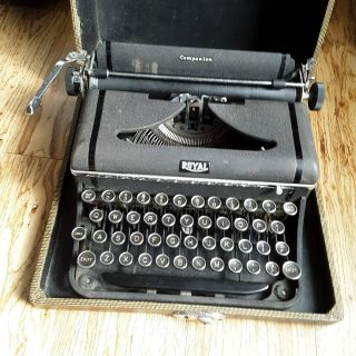 Vintage Royal Companion Portable Typewriter W/original Case - - Cd175984