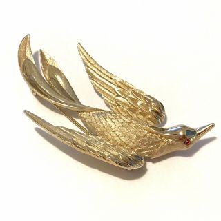 Vintage Crown Trifari Gold Tone Red Cabochon Eyes Bird Brooch Pin