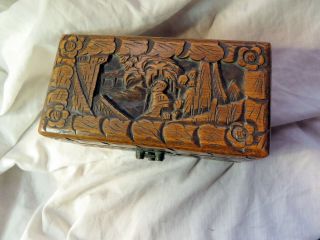 A VINTAGE HAND CARVED CHINESE WOODEN BOX 2