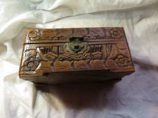 A VINTAGE HAND CARVED CHINESE WOODEN BOX 3