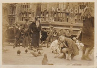 Old Vintage Photo Men Women Cloche Hat Children Pigeons Birds 1930s F5