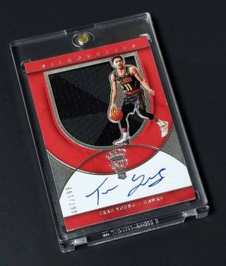 2018 - 19 Panini Crown Royale Trae Young Rc Auto Patch /199 Ct