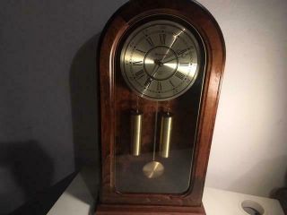 Vintage Bulova Quartz Pendulum Mantel Clock