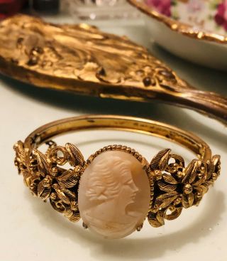 Elegant Vintage Florenza Signed Carved Shell Cameo Gold Tone Bracelet