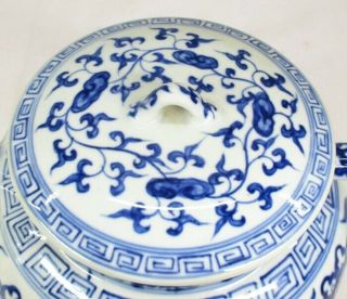 E053: Chinese unusual shaped pot of blue - and - white porcelain of good zaffer tone 2