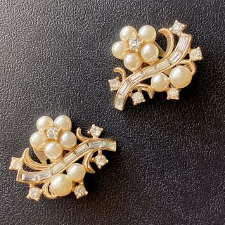 Signed Crown Trifari Pat Pend Vintage Pearl Rhinestone Flower Clip Earrings 436