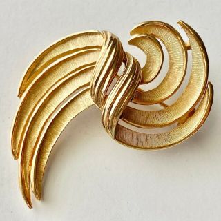 Signed Crown Trifari Vintage Gold Tone Figural Leaf Swirl Brooch Pin 143