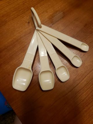 Vtg Tupperware Cream 5 Piece Measuring Spoon Set With Ring
