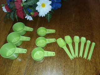 Tupperware Vintage Apple Green 6 Measuring Cups And 6 Measuring Spoons