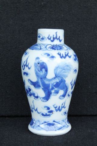 A 19th century Chinese export vase with Shishi dog decoration 2