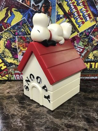 Vintage Peanuts Snoopy On Dog House Transistor Am Radio &