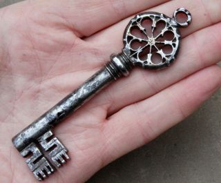 Rare 17th Century Venetian wrought and braised iron key with fine bow 3