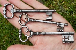 18th century French wrought iron keys with fine bows 3
