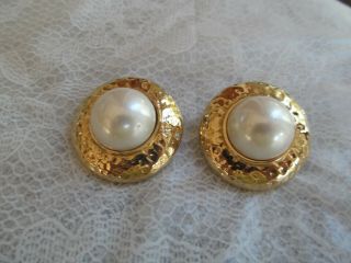 Ciner Signed Vintage Clip Back Earrings Large Round Gold Metal And Faux Pearl