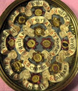 ANTIQUE & ORNATE RELIQUARY WITH THE RELICS OF 12 SAINTS. 3