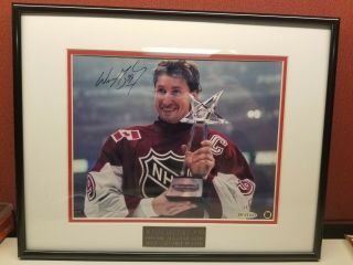 Wayne Gretzky Upper Deck Authentics Uda Autograph D /99 Auto