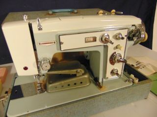 Vintage DeLuxe Automatic ZIG ZAG Commodore Electric Sewing Machine & Accessories 2
