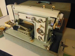 Vintage DeLuxe Automatic ZIG ZAG Commodore Electric Sewing Machine & Accessories 3