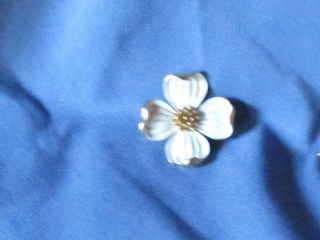 Vintage Signed Crown Trifari Gold - Tone White Enamel Dogwood Flower Pin Brooch