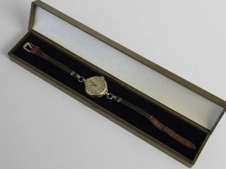 A Vintage Cased 1940s Uno Ladies 9ct Gold Wrist Watch