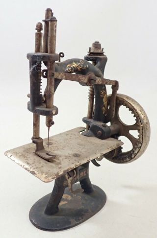 ANTIQUE FOLEY & WILLIAMS RELIABLE CAST IRON CHILDS TOY SEWING MACHINE 2