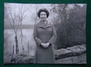 Antique British Royal Press Photo Christmas Broadcast Of Queen Elizabeth Ii