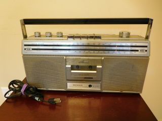 Vintage Magnavox D8200 Silver Boombox Am Fm Radio Cassette Recorder -