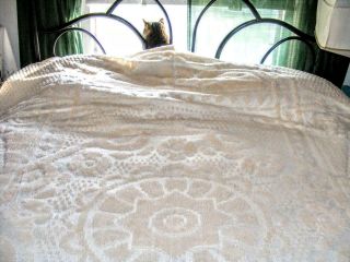 Vintage Chenille Bedspread Full/queen Cream Colored Fringed Sunspot Center