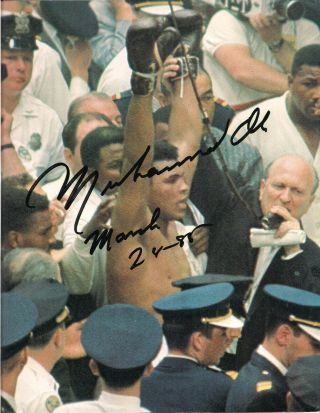 Muhammad Ali Signed 9x11 Book Photo - Psa/dna - Boxer - Heavyweight Champ