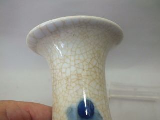A CHINESE PORCELAIN VASE WITH BLUE FIGURES ON A CRACKLE GLAZE 19THC 2