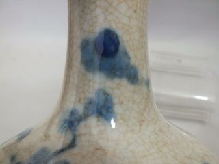 A CHINESE PORCELAIN VASE WITH BLUE FIGURES ON A CRACKLE GLAZE 19THC 3